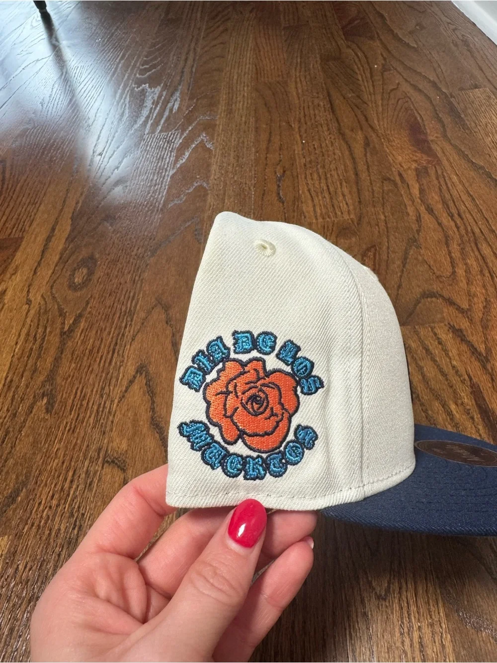Modelo Branded Two-Tone Skull Patch Snapback Hat - Cream & Navy